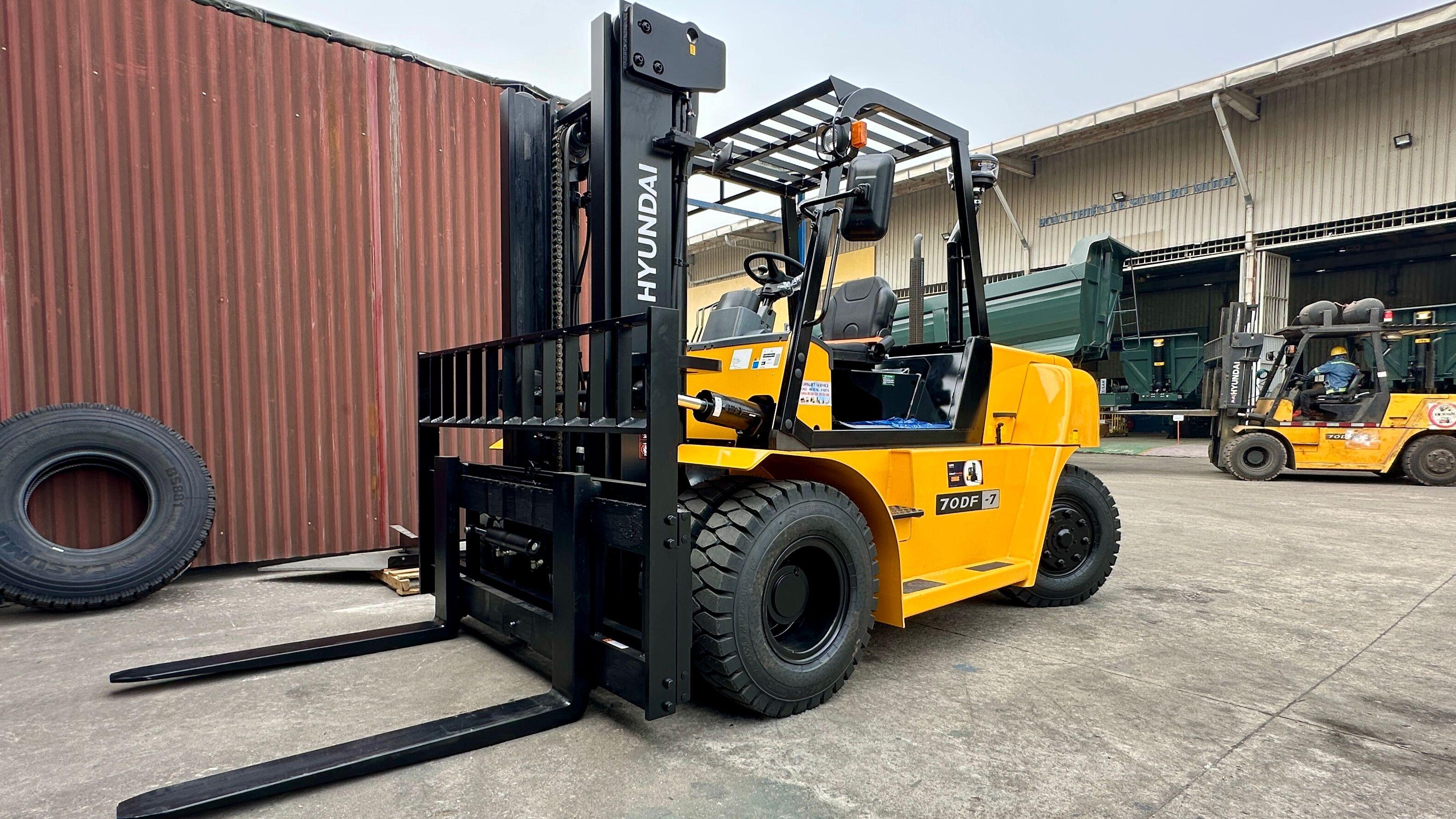 Handover of a Hyundai 7-Ton Diesel Forklift 70DF-7 to a Semi-Trailer Manufacturing Plant in Bac Ninh